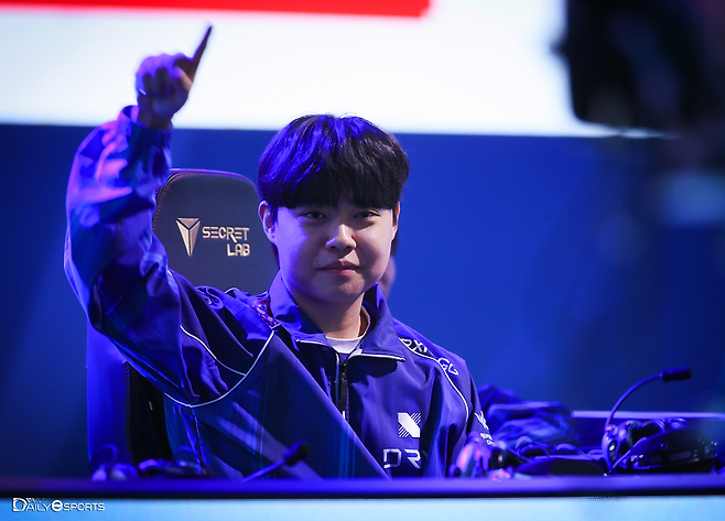 힘든 풀세트 대결을 승리하며 8강전에 진출한 '찬' 박찬화.