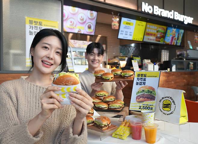 26일 서울 성동구 노브랜드 버거 성수랩점에서 모델들이 버거업계 최저가인 노브랜드 버거 2500원짜리 신메뉴 어메이징 불고기를 소개하고 있다. 어메이징 불고기는 직화 고기 패티에 한국인이 가장 좋아하는 진한 불고기 소스, 신선한 양상추와 양파 등 신선한 채소를 더해 기본에 충실한 맛을 구현한 메뉴다. (사진=신세계푸드 제공).