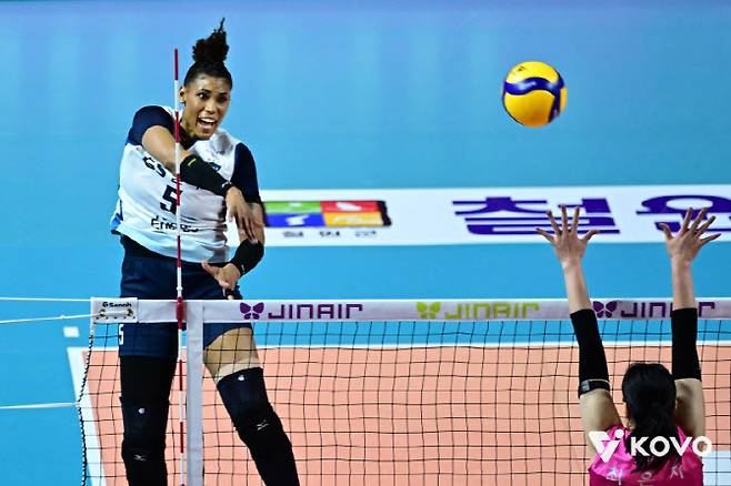 GS칼텍스 실바가 강스파이크를 때리고 있다. 사진=KOVO