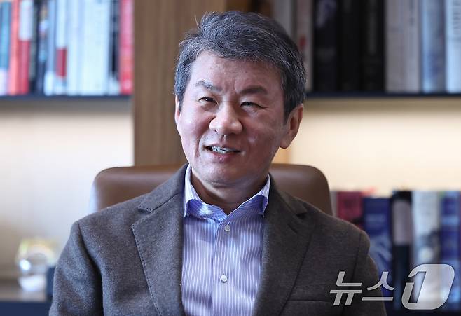 정몽규 포니정재단 이사장이 12일 서울 종로구 포니정재단에서 가진 뉴스1과 인터뷰에서 발언을 하고 있다. 2026.2.12 ⓒ 뉴스1 김도우 기자