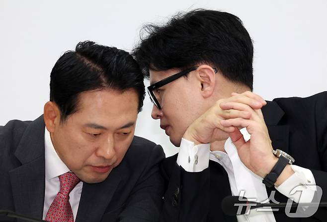 2024년 10월 10일 당시 한동훈 국민의힘 당대표가 인천시 강화군 강화문화원에서 열린 현장최고위원회에서 장동혁 최고위원과 대화를 하고 있는 모습. 2024.10.10 ⓒ 뉴스1 김명섭 기자