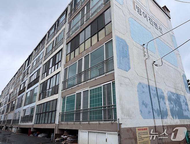 25일 울산 동구 방어진국민아파트 모습. 지난 2023년 정밀안전진단 최하위 등급을 받고 철거를 앞두고 있다. 2026.2.25.ⓒ 뉴스1 김세은 기자