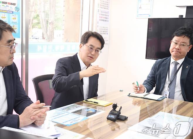 김동연 경기도지사가 집값 담합 피해 공인중개사과 간담회를 갖고 있다.(경기도 제공. 재판매 및 DB금지)