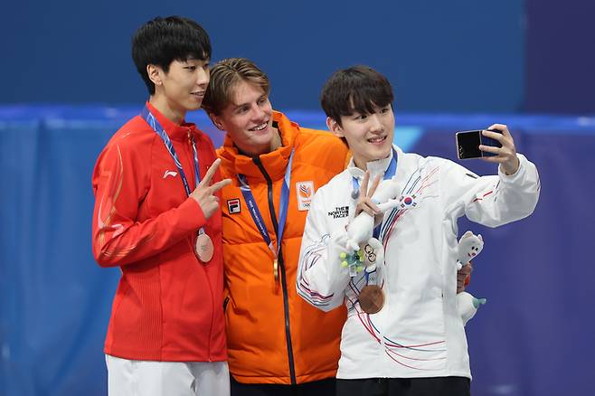 임종언, 메달리스트들과 함께 (밀라노=연합뉴스) 서대연 기자 = 12일(현지시간) 이탈리아 밀라노 아이스스케이팅 아레나에서 열린 2026 밀라노ㆍ코르티나담페초 동계올림픽 쇼트트랙 남자 1,000m 시상식에서 동메달을 획득한 한국 임종언(오른쪽)이 금메달을 딴 네덜란드 옌스 판트 바우트(가운데), 중국 쑨룽과 함께 기념사진을 찍고 있다. 2026.2.13 dwise@yna.co.kr (끝) <저작권자(c) 연합뉴스, 무단 전재-재배포, AI 학습 및 활용 금지>