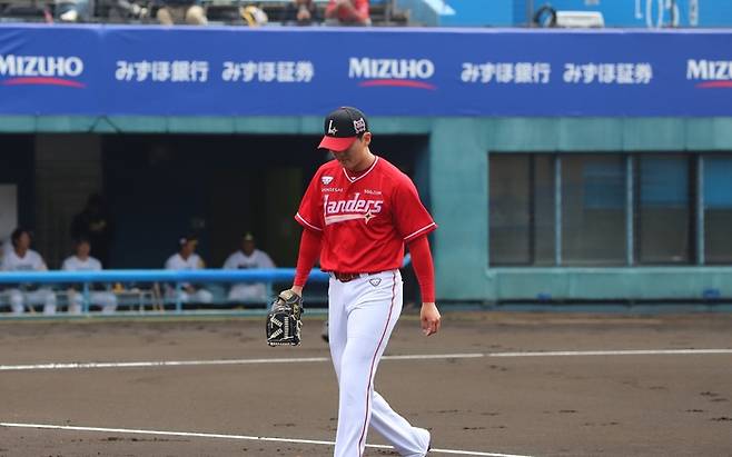 SSG 김건우가 25일 일본 미야자키 아이비 스타디움에서 열린 소프트뱅크와 평가전에서 투구를 마친 뒤 마운드를 내려오고 있다. 사진 | SSG 랜더스