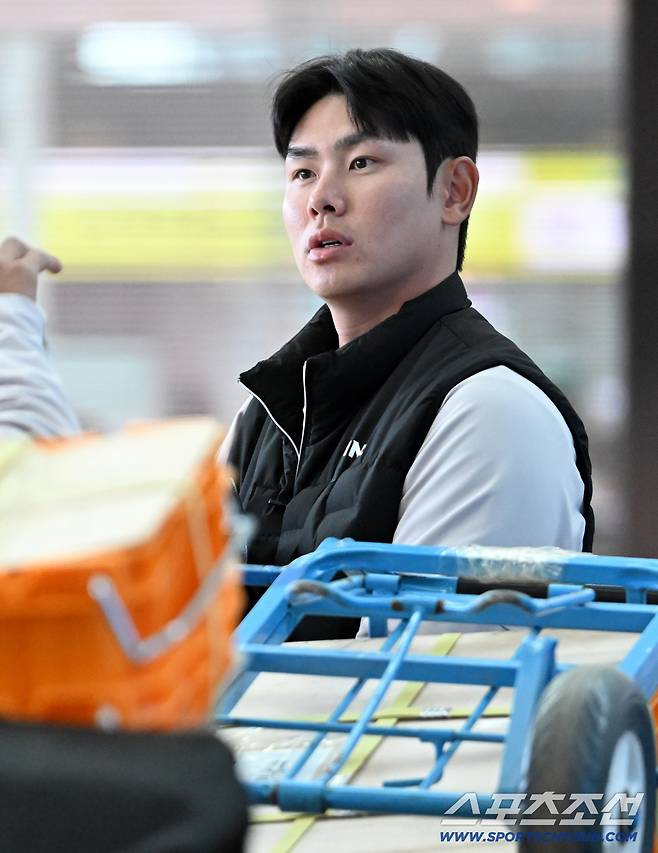 LG 트윈스 선수단이 25일 인천공항을 통해 2차 전지훈련지인 일본 오키나와로 출국했다. 홍창기가 이야기를 나누고 있다. 인천공항=허상욱 기자wook@sportschosun.com/2026.02.25/