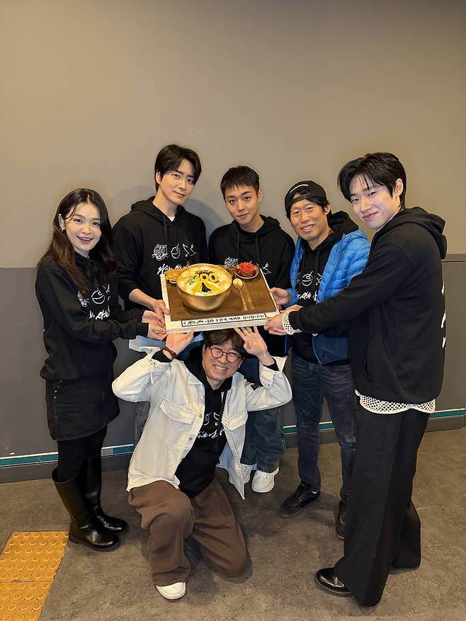 영화 '왕과 사는 남자'의 장항준 감독과 주연배우들이 100만 돌파를 축하하며 기념 사진을 찍고 있다. ⓒ쇼박스