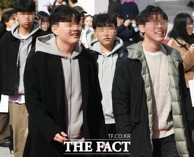 이부진 호텔신라 사장의 아들 임동현 군(왼쪽)이 입학식에 친구들과 웃으며 들어가고 있다.