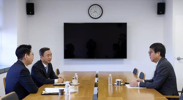 임문영 국가인공지능전략위원회 상근 부위원장(가운데), 배경훈 부총리 겸 과학기술정보통신부 장관(왼쪽), 최휘영 문화체육관광부 장관(오른쪽)이 26일 오전 긴급 회동을 가지며 전날 의결된 '대한민국 인공지능행동계획' 중 인공지능 학습을 위한 저작물 활용 촉진 관련 구체적인 후속 조치를 논의하고 있다. /과기정통부