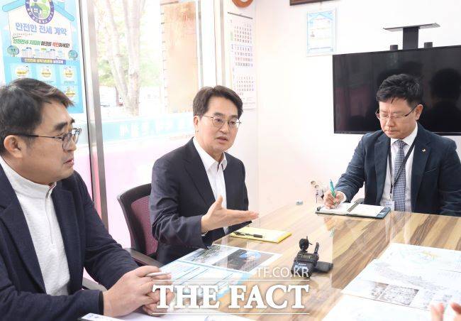 김동연 경기도지사가 26일 하남시 한 공인중개사사무소에서 중개사들과 만나 최근 도가 적발한 집값 담합 사례를 놓고 의견을 나누고 있다. /경기도