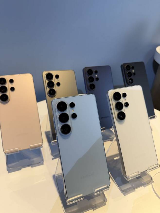 삼성전자가 25일(현지시간) 공개한 갤럭시S26 울트라. 김보경기자