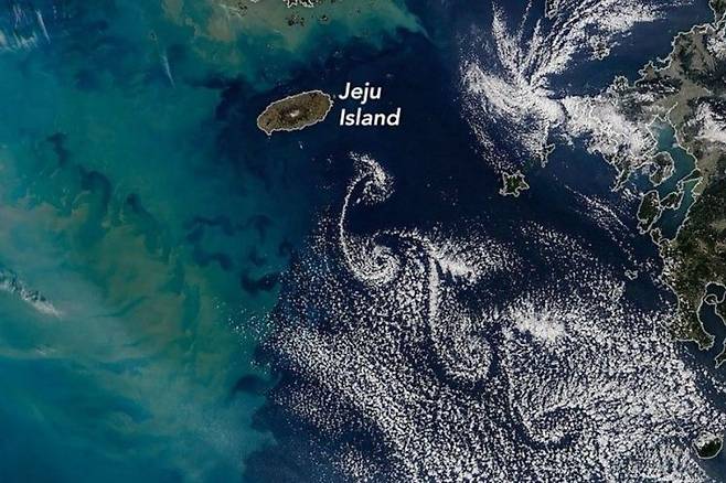 미국 항공우주국(NASA)가 24일(현지시각) 공개한 제주 카르만 소용돌이 현상. NASA