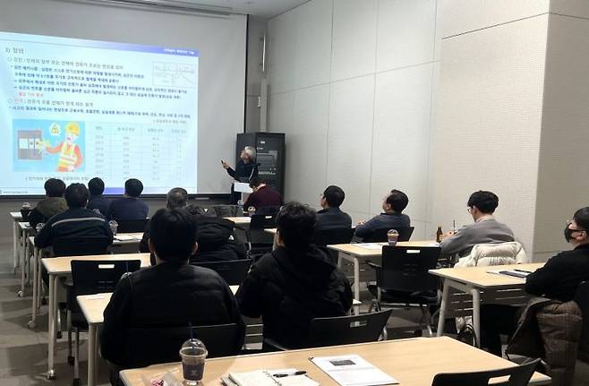 부산항만공사가 전기 안전사고 예방 기술교육을 실시하고 있다.
