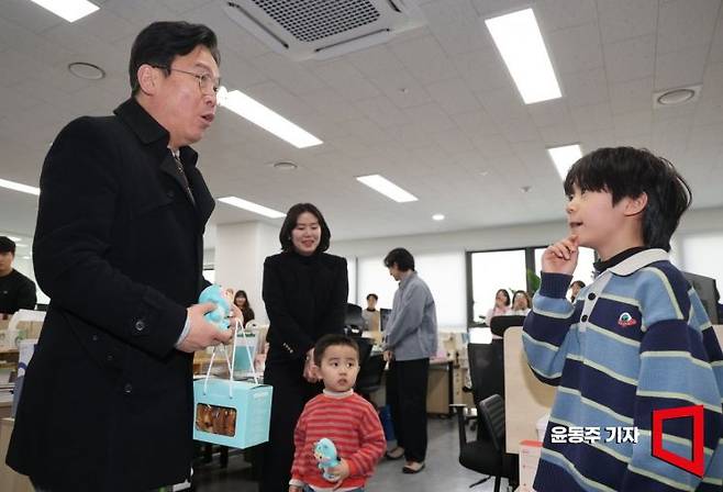 김영훈 고용노동부 장관이 1월 26일 '육아기 10시 출근제'를 선도적으로 도입한 '주식회사 소소한소통'을 방문, 직원 자녀에게 선물을 주고 있다. 2026.01.26 윤동주 기자