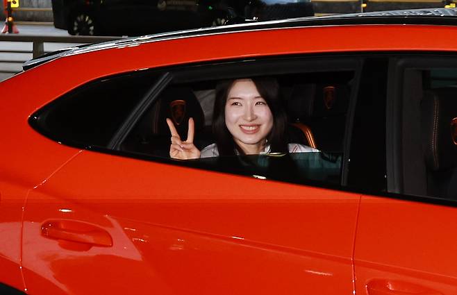쇼트트랙 여자 1500m, 여자 3000m 계주 금메달로 2관왕을 차지한 김길리가 24일 인천국제공항을 통해 귀국해 람보르기니에 탑승하고 있다. 쇼트트랙 김길리의 별명은 '람보르길리'로 람보르기니의 슈퍼카처럼 빠른 스피드를 자랑하기 때문에 붙여진 별명이다./뉴스1