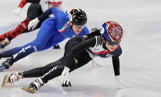 18일 밤 (현지시간) 이탈리아 밀라노 아이스 스케이팅 아레나에서 열린 2026 밀라노 코르티나담페초 동계올림픽 쇼트트랙 여자 3000m 계주 결승전에서 김길리가 질주를 하고 있다. 밀라노=장련성 기자