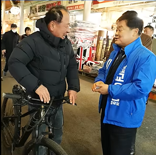 서산시 동부시장에서 인사하는 이병도 후보