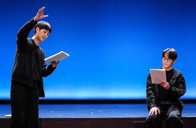 희곡 ‘극동아시아 요리 연구’의 낭독 공연 리허설 장면. 국립극단 공연은 26∼28일 진행되며, 매회 작가와 연출이 함께하는 ‘예술가와의 대화’로 이어진다. 국립극단 제공