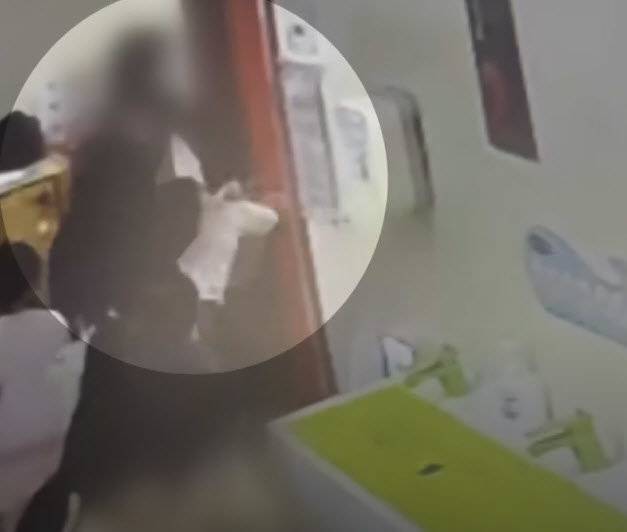 국회 어린이집의 교사 A 씨가 아이의 양팔을 잡고 옆 방으로 던지 모습. 채널에이 영상 갈무리