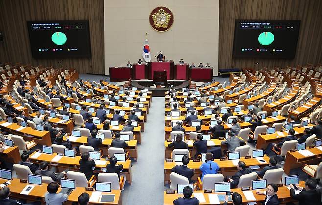 26일 서울 여의도 국회에서 열린 제432회 국회(임시회) 제8차 본회의에서 일명 ‘법 왜곡죄법’인 형법 일부개정법률안(수정안)이 가결되고 있다. 2026.2.26 뉴스1