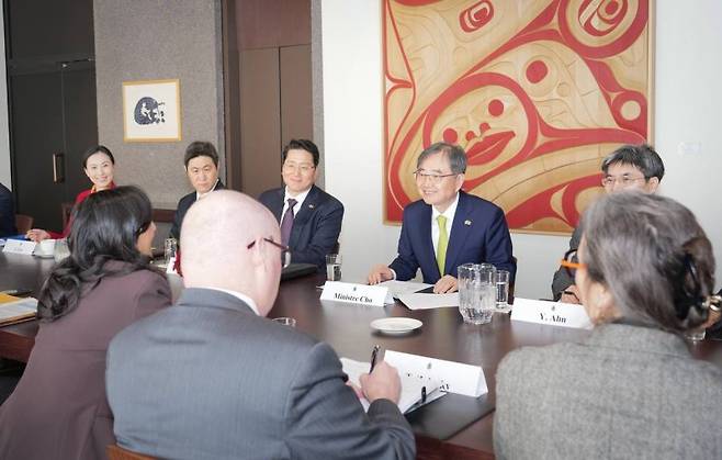 조현 외교부 장관(뒷줄 오른쪽 두번째)이 25일(현지시간) 캐나다 오타와에서 열린 '한-캐나다 외교장관회담'에서 발언하고 있다. 외교부 제공