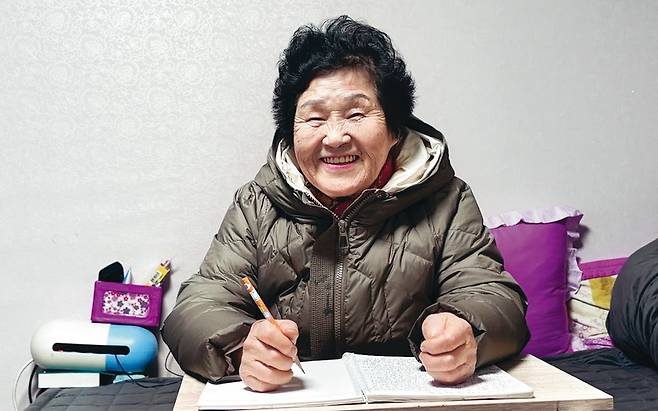 지난 20일 자택에서 서울&을 만난 조오남 어르신이 환하게 웃고 있다.