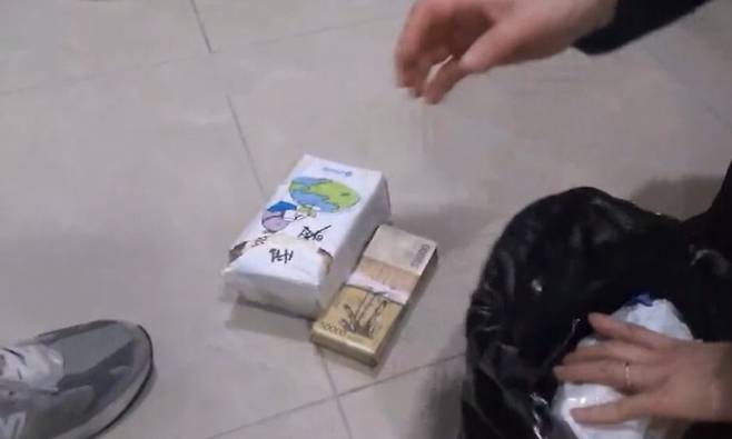 고액 체납자의 딸 가방에서 나온 현금 1억원. 국세청 제공