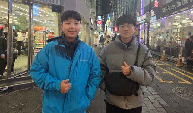 9일 서울 중구 명동을 찾은 중국인 관광객 짐(16)과 빈센트(16)가 엄지를 치켜올리고 있다. 나민서 기자