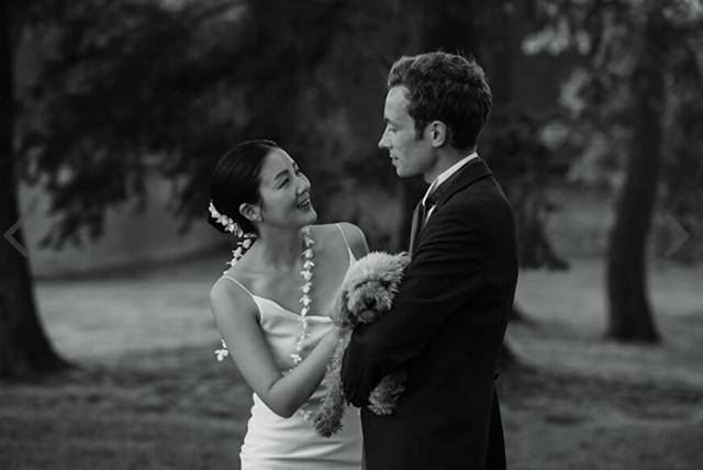 아름다운 커플과 그저 피곤한 내향형 강아지 콤부. 보호제 제공