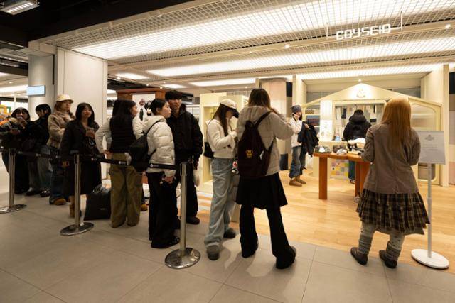 이달 9일 서울 중구 명동 롯데백화점 본점의 국내 브랜드 '코이세이오' 매장에서 외국인 관광객들이 입장을 기다리고 있다. 강예진 기자