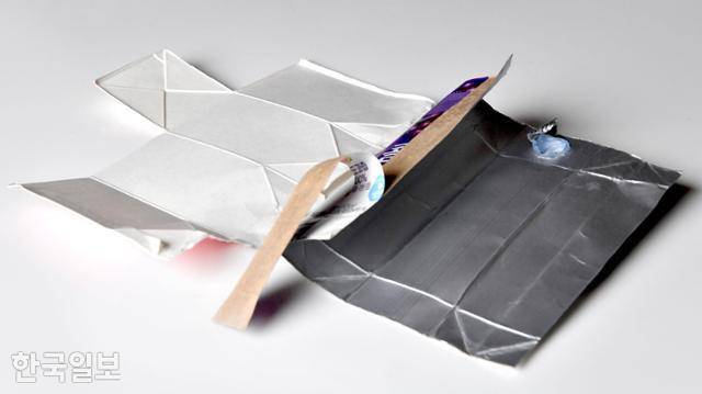 일반팩(왼쪽)과 멸균팩 내부 모습. 한국일보 자료사진