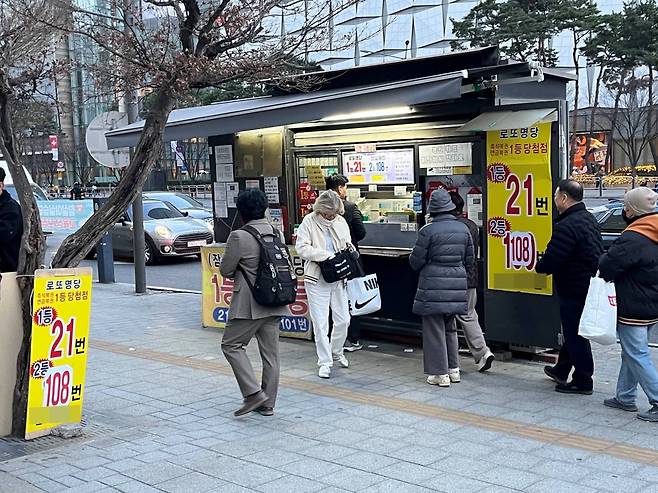 서울의 한 로또 복권 판매점에 줄 서있는 모습 / 출처=IT동아