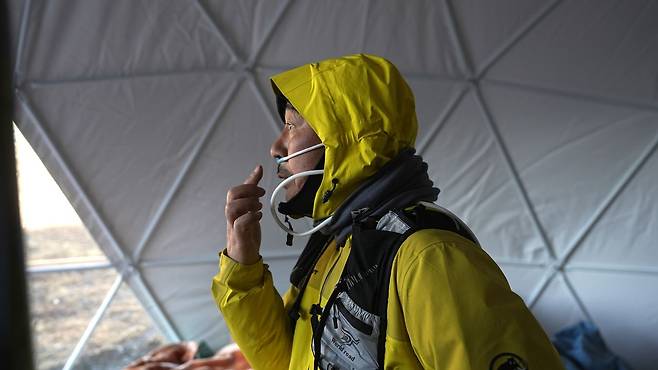 해발 4200m 칭거봉 베이스캠프에서 산소발생기 착용. 사진 피크 트래버스