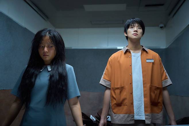 영화 '파반느'의 주인공 미정(왼쪽, 고아성)과 경록(문상민)은 각자 마음의 상처를 갖고 있지만, 사귀면서 서로에게 위안이 돼준다. 사진 넷플릭스