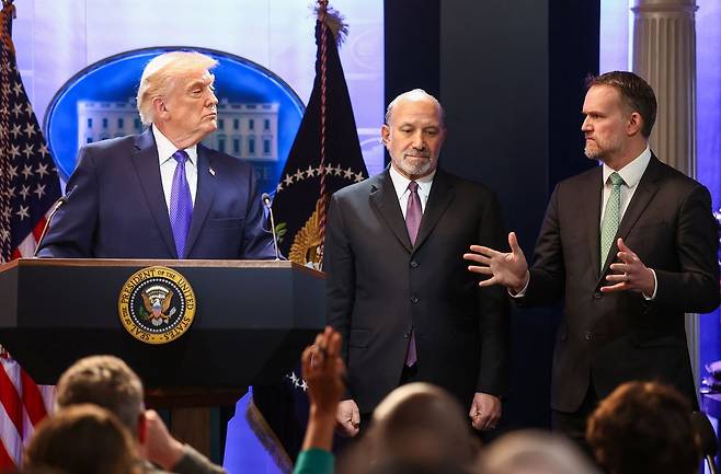 지난 20일(현지시간) 도널드 트럼프 미국 대통령이 워싱턴 DC 백악관 브리핑룸에서 연방 대법원의 상호관세 위법 판결에 대한 기자회견 도중 제이미슨 그리어 미국무역대표부(USTR) 대표의 발언을 듣고 있다. 가운데는 하워드 러트닉 상무장관. 로이터=연합뉴스