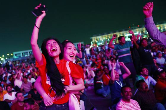 축구팬들이 2022 카타르 월드컵 때 도하 알 비다 파크에서 열린 팬 페스티벌에서 응원하고 있다. 로이터=연합뉴스