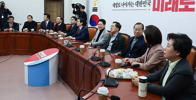 장동혁 국민의힘 대표가 26일 국회에서 4선 이상 중진 의원들과 면담을 하고 있다. 임현동 기자