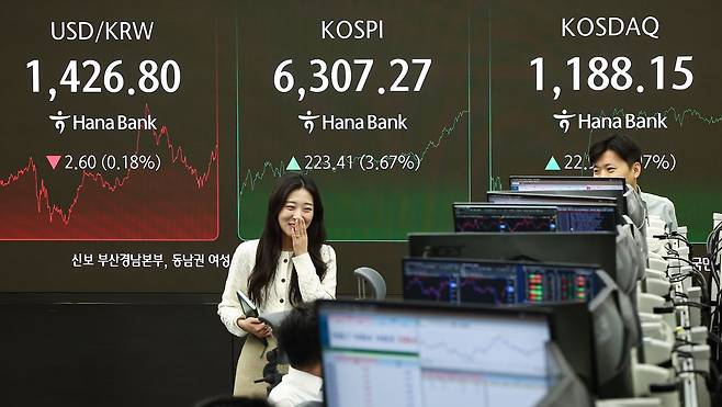 26일 서울 중구 하나은행 본점 딜링룸 전광판에 종가가 표시되고 있다. 이날 코스피는 전 거래일 대비 223.41포인트(3.67%) 오른 6307.27, 코스닥은 전 거래일 대비 22.90포인트(1.97%) 상승한 1188.15로 장을 마쳤다. 뉴스1