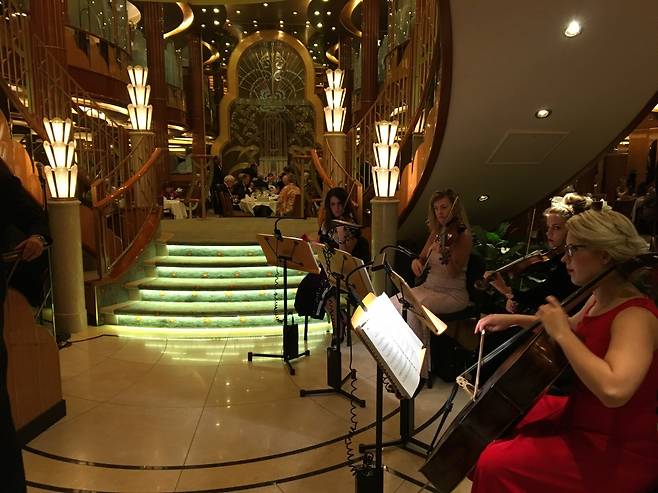 큐나드 퀸 엘리자베스 크루즈 브리타니아 레스토랑 입구.