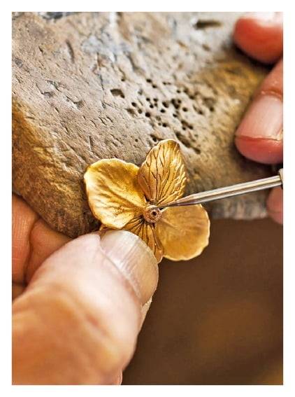 정교한 수작업을 통해 수국 꽃봉오리의 모양을 실물 크기로 재현한 반지.