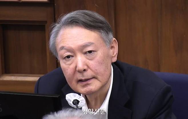 윤석열 전 대통령이 지난달 9일 서울 서초구 서울중앙지법에서 열린 윤 전 대통령의 내란 우두머리 혐의 사건과 김 전 장관 등의 내란 중요임무 종사 혐의 사건의 결심공판에서 발언하고 있다. 서울중앙지법 제공