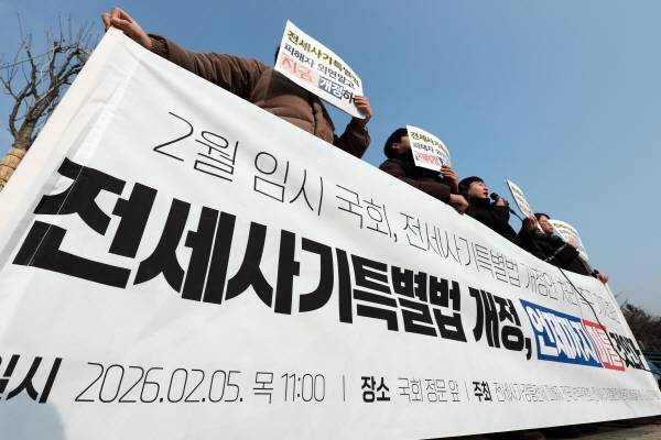 지난 5일 국회 정문 앞에서 전세사기·깡통전세 피해자 전국대책위원회가 연 기자회견에서 참석자들이 2월 임시 국회에서 전세사기특별법 개정안을 처리할 것을 촉구하고 있다. (연합뉴스)