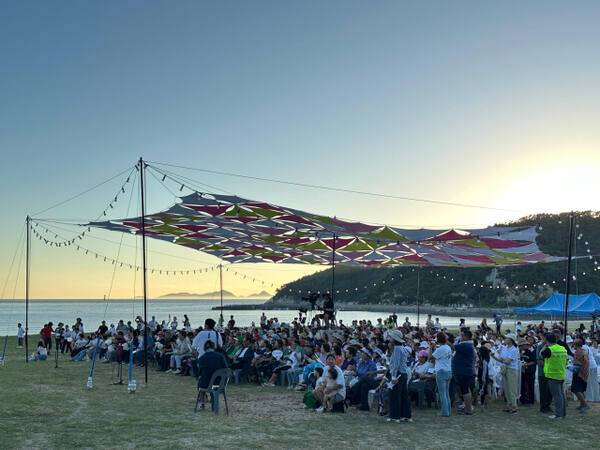 인천 옹진군 덕적도에서 열린 주섬주섬 음악회 모습. 인천시 제공
