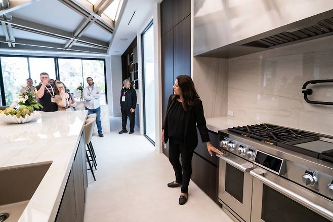 지난 18일(현지시간) 미국 플로리다주 올랜도 인근 윈터파크의 '더 뉴 아메리칸 홈'에 비치된 LG전자 'SKS' 브랜드 주방가전. /사진 제공=LG전자