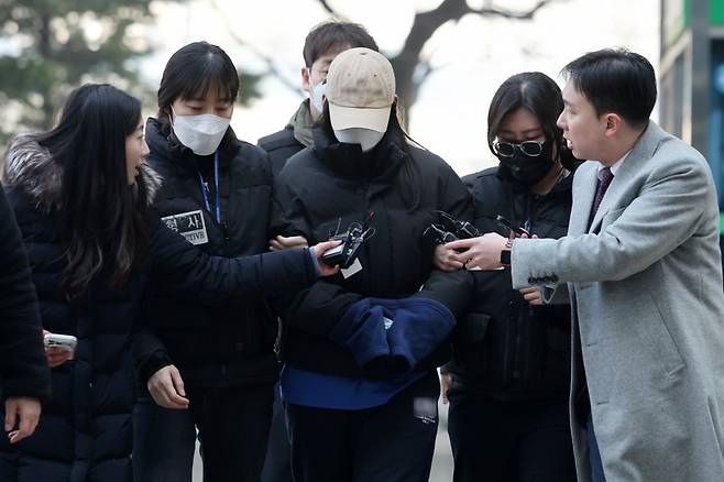 서울 강북구 수유동 모텔에서 약물이 든 음료를 건네 타인을 숨지게 한 혐의를 받는 20대 여성이 12일 오전 서울 도봉구 북부지방법원에서 열린 영장실질심사(구속 전 피의자 심문)에 출석하고 있다./사진=뉴스1.