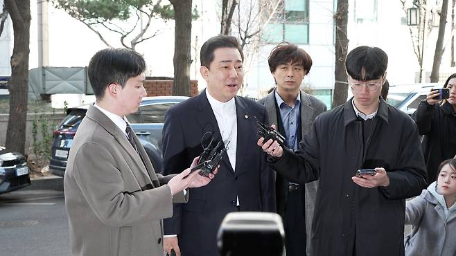 김병기(무소속·서울 동작갑) 의원이 26일 피의자 신분으로 경찰에 출석했다.