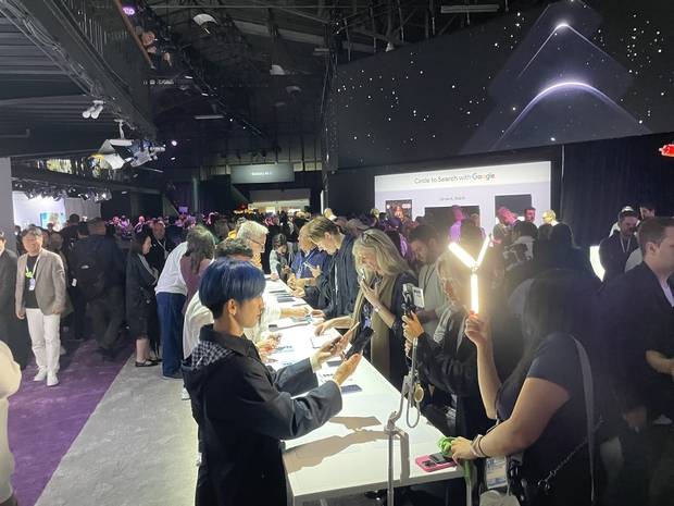 25일(현지 시간) 갤럭시 S26 언팩 행사에서 인플루언서들이 새 제품을 체험해보고 있다. 김창영 특파원