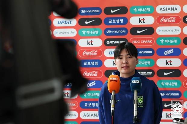 여자축구대표팀 지소연이 19일 2026 아시아축구연맹(AFC) 여자 아시안컵 출전을 위해 출국하기 전 인터뷰를 하고 있다. 사진 제공=대한축구협회