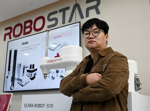 배병주 로보스타 대표가 11일 수원 권선구 로보스타 수원사업장에 전시된 스카라 로봇과 함께 기념촬영을 하고 있다. 성형주 기자 2026.02.11