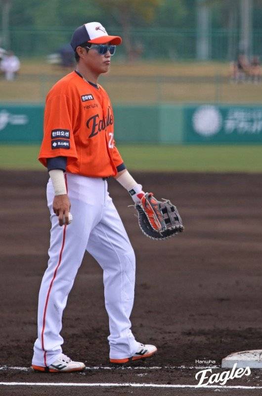 한화 채은성이 24일 일본 오키나와 아카마구장서 열린 삼성과 연습경기를 앞두고 수비 훈련에 집중하고 있다. 채은성은 “올해 조금 더 화끈하게 공격 야구를 했으면 좋겠다”라며 한화 다이너마이트 타선의 부활을 예고했다. 사진제공|한화 이글스
